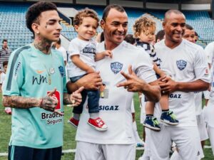 Jogo Bonito: Amigos do Cafu e Amigos do MC Guimê em partida beneficente